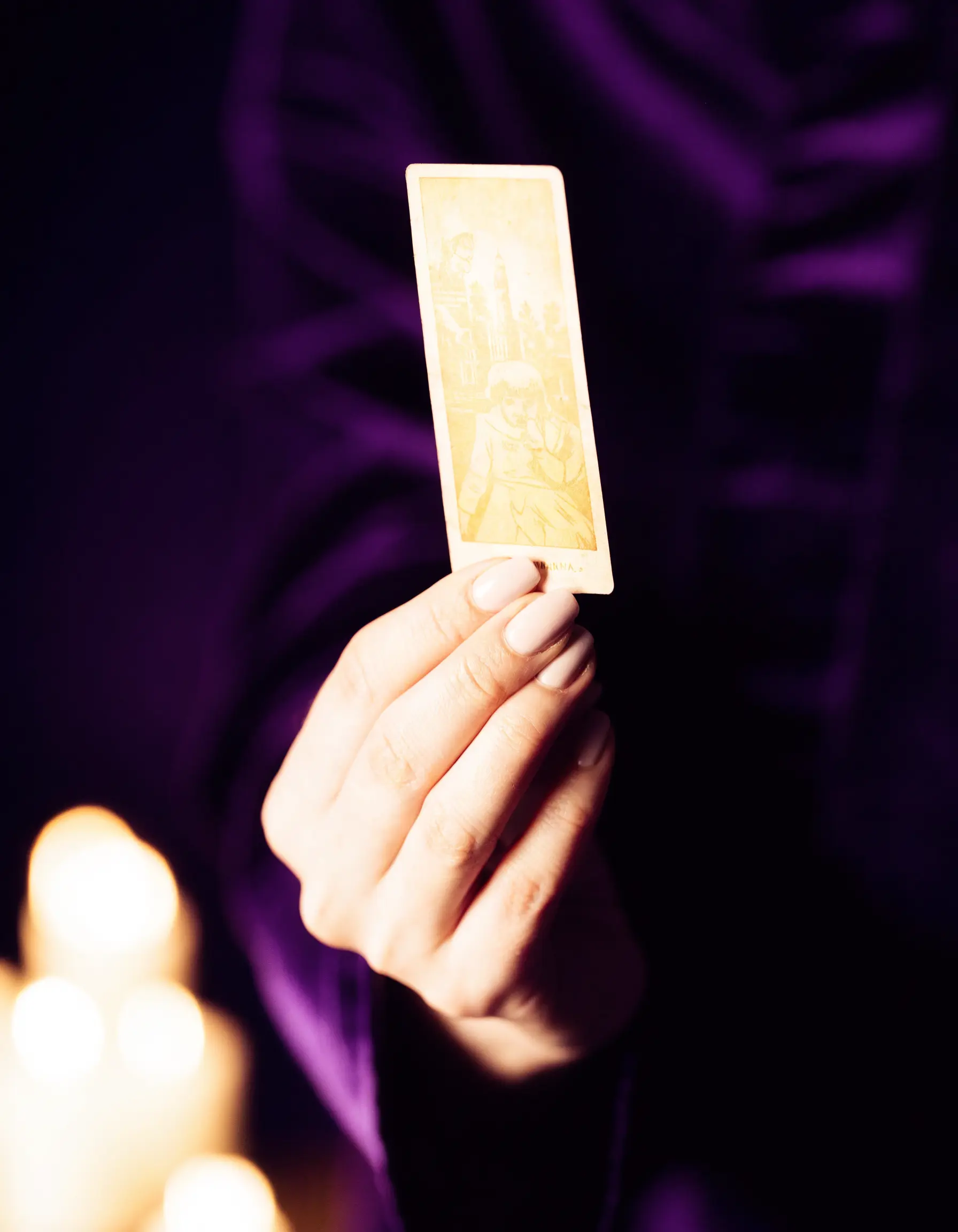 Eine Lenormandkarte im warmen goldenen Licht